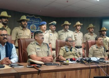 ಅಪ್ರಾಪ್ತ ಬಾಲಕನಿಂದ ಬಲದ ಹಣದ ಮೂಲಕ ಚಿನ್ನದ ಆಭರಣಗಳನ್ನು ಪಡೆದುಕೊಂಡಿದ್ದ 4 ವ್ಯಕ್ತಿಗಳ ಬಂಧನ. 302 ಗ್ರಾಂ ತೂಕದ ಎರಡು ಚಿನ್ನದ ಗಟ್ಟಿಗಳು,  23,50,000/- ನಗದು. ಒಟ್ಟು ಮೌಲ್ಯ  41,50,000/-ವಶ.