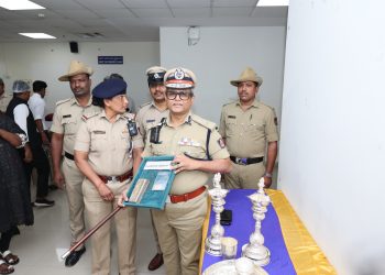 ರಾತ್ರಿ ಕನ್ನಕಳವು ಹಾಗೂ ದ್ವಿ-ಚಕ್ರ ವಾಹನ ಕಳವು ಮಾಡುತ್ತಿದ್ದ ಓರ್ವನ ಬಂಧನ, 18.70 ಲಕ್ಷ ಮೌಲ್ಯದ 75 ಗ್ರಾಂ ಚಿನ್ನಾಭರಣ, 49 ಕೆ.ಜಿ ಬೆಳ್ಳಿ ಪದಾರ್ಥಗಳ ವಶ.