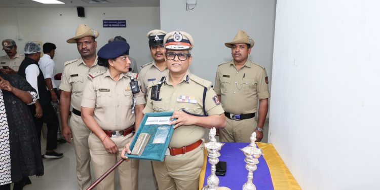 ರಾತ್ರಿ ಕನ್ನಕಳವು ಹಾಗೂ ದ್ವಿ-ಚಕ್ರ ವಾಹನ ಕಳವು ಮಾಡುತ್ತಿದ್ದ ಓರ್ವನ ಬಂಧನ, 18.70 ಲಕ್ಷ ಮೌಲ್ಯದ 75 ಗ್ರಾಂ ಚಿನ್ನಾಭರಣ, 49 ಕೆ.ಜಿ ಬೆಳ್ಳಿ ಪದಾರ್ಥಗಳ ವಶ.