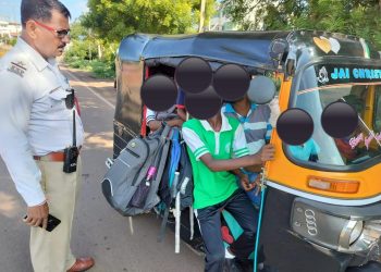 ಬೀದರ ನಗರದಲ್ಲಿ ನಿಗದಿತ ಸಾಮರ್ಥ್ಯಕ್ಕಿಂತ ಹೆಚ್ಚಿನ ಸಂಖ್ಯೆಯಲ್ಲಿ ಶಾಲಾ ಮಕ್ಕಳನ್ನು ಕರೆದುಕೊಂಡು ಹೋಗುತ್ತಿದ್ದ ಆಟೋ ಚಾಲಕರ ಮೇಲೆ ಪ್ರಕರಣ ದಾಖಲಿಸಿರುವ ಬಗ್ಗೆ