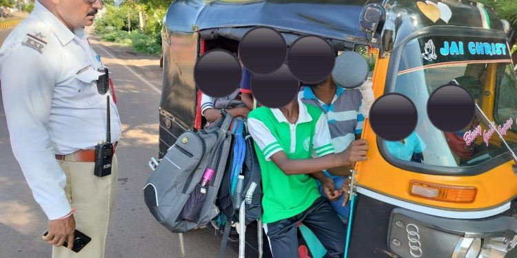 ಬೀದರ ನಗರದಲ್ಲಿ ನಿಗದಿತ ಸಾಮರ್ಥ್ಯಕ್ಕಿಂತ ಹೆಚ್ಚಿನ ಸಂಖ್ಯೆಯಲ್ಲಿ ಶಾಲಾ ಮಕ್ಕಳನ್ನು ಕರೆದುಕೊಂಡು ಹೋಗುತ್ತಿದ್ದ ಆಟೋ ಚಾಲಕರ ಮೇಲೆ ಪ್ರಕರಣ ದಾಖಲಿಸಿರುವ ಬಗ್ಗೆ