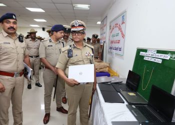 ಮನೆಗಳ್ಳತನ ಹಾಗೂ ಆಫೀಸ್ ಗಳಲ್ಲಿ ಲ್ಯಾಪ್ ಟಾಪ್ ಗಳನ್ನು ಕಳವು ಮಾಡುತ್ತಿದ್ದ ನಾಲ್ವರು ವ್ಯಕ್ತಿಗಳ ಬಂಧನ. 24 ಗ್ರಾಂ ಚಿನ್ನಾಭರಣ ಮತ್ತು ವಿವಿದ ಕಂಪೆನಿಯ 11 ಲ್ಯಾಪ್ಟಾಪ್ಗಳ ವಶ. ಮೌಲ್ಯ 34 ಲಕ್ಷ.