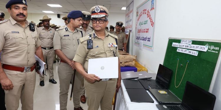 ಮನೆಗಳ್ಳತನ ಹಾಗೂ ಆಫೀಸ್‌ ಗಳಲ್ಲಿ ಲ್ಯಾಪ್‌ ಟಾಪ್‌ ಗಳನ್ನು ಕಳವು ಮಾಡುತ್ತಿದ್ದ ನಾಲ್ವರು ವ್ಯಕ್ತಿಗಳ ಬಂಧನ. 24 ಗ್ರಾಂ ಚಿನ್ನಾಭರಣ ಮತ್ತು ವಿವಿದ ಕಂಪೆನಿಯ 11 ಲ್ಯಾಪ್‌ಟಾಪ್‌ಗಳ ವಶ. ಮೌಲ್ಯ 34 ಲಕ್ಷ.