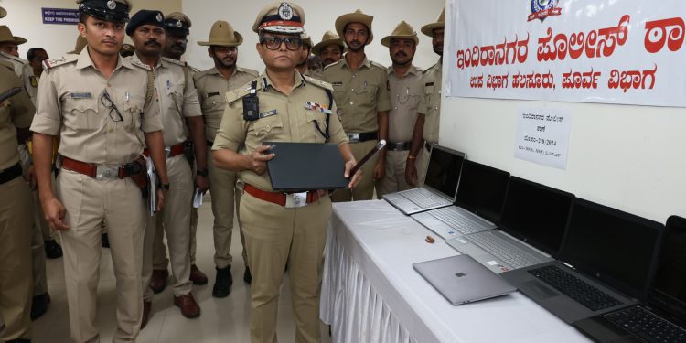 ದರೋಡೆ ಹೊಂಚು ಹಾಕುತ್ತಿದ್ದ ಹೊರರಾಜ್ಯದ ಮೂವರು ವ್ಯಕ್ತಿಗಳ ಬಂಧನ 7 ಲ್ಯಾಪ್‌ಟಾಪ್‌ಗಳ ವಶ, ಮೌಲ್ಯ ‍5.85 ಲಕ್ಷ.