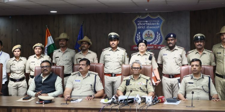 ಹಗಲು ಕನ್ನ ಕಳವು ಮಾಡಿದ್ದ ಮೂವರು ವ್ಯಕ್ತಿಗಳ ಬಂಧನ, 30.5 ಲಕ್ಷ ಮೌಲ್ಯದ 405 ಗ್ರಾಂ ಚಿನ್ನಾಭರಣಗಳ ವಶ