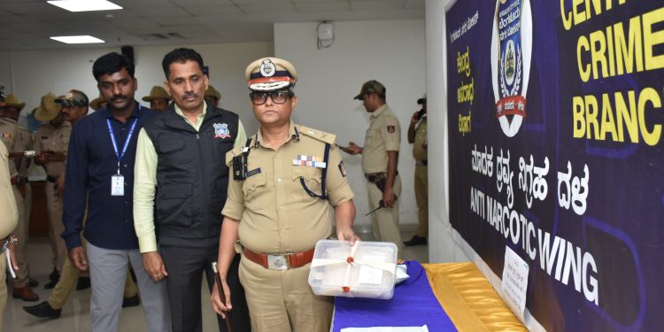 ಸಿಸಿಬಿ ಮಾದಕ ದ್ರವ್ಯ ನಿಗ್ರಹ ದಳದವರಿಂದ ಕಾರ್ಯಾಚರಣೆ, ಓರ್ವ ವಿದೇಶಿ ಪ್ರಜೆ ಸೇರಿದಂತೆ ಇಬ್ಬರು ವ್ಯಕ್ತಿಗಳ ಬಂಧನ.