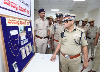 ಕನ್ನ ಕಳವು ಮತ್ತು ವಾಹನ ಕಳವು ಮಾಡುತ್ತಿದ್ದ ಇಬ್ಬರು ವ್ಯಕ್ತಿಗಳ ಬಂಧನ, 70 ಗ್ರಾಂ ಚಿನ್ನಾಭರಣ, 30 ಗ್ರಾಂ ಬೆಳ್ಳಿಯ ನಾಣ್ಯ, 4 ಕಾರುಗಳು, 4 ದ್ವಿ-ಚಕ್ರ ವಾಹನ ಮತ್ತು 2 ಮೊಬೈಲ್ ಫೋನ್ಗಳ ವಶ, ಮೌಲ್ಯ 135 ಲಕ್ಷ.