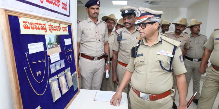 ಕನ್ನ ಕಳವು ಮತ್ತು ವಾಹನ ಕಳವು ಮಾಡುತ್ತಿದ್ದ ಇಬ್ಬರು ವ್ಯಕ್ತಿಗಳ ಬಂಧನ, 70 ಗ್ರಾಂ ಚಿನ್ನಾಭರಣ, 30 ಗ್ರಾಂ ಬೆಳ್ಳಿಯ ನಾಣ್ಯ, 4 ಕಾರುಗಳು, 4 ದ್ವಿ-ಚಕ್ರ ವಾಹನ ಮತ್ತು 2 ಮೊಬೈಲ್ ಫೋನ್‌ಗಳ ವಶ, ಮೌಲ್ಯ 135 ಲಕ್ಷ.