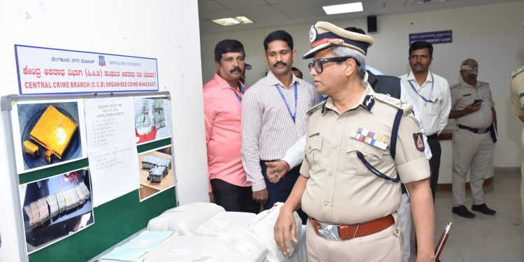 ಬಂಧನಕ್ಕೆ ಪಡೆದಿದ್ದ, ಜಿ.ಎಸ್.ಟಿ. ಅಧಿಕಾರಿಗಳಿಂದ369 ಲಕ್ಷ ಹಣ, 306 ಗ್ರಾಂ ಚಿನ್ನದ ಗಟ್ಟಿ ವಶ. ಇಬ್ಬರು ಖಾಸಗಿ ವ್ಯಕ್ತಿಗಳ ಬಂಧನ.