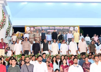 ಬನ್ನಿ ಮಂಟಪದಲ್ಲಿ ರಾಜ್ಯಪಾಲರಿಂದ ಡ್ರೋನ್ ಮತ್ತು ದಸರಾ ಪಂಜಿನ ಮೆರವಣಿಗೆಗೆ ಚಾಲನೆ