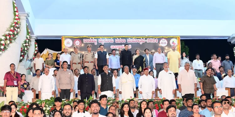 ಬನ್ನಿ ಮಂಟಪದಲ್ಲಿ ರಾಜ್ಯಪಾಲರಿಂದ ಡ್ರೋನ್ ಮತ್ತು ದಸರಾ ಪಂಜಿನ ಮೆರವಣಿಗೆಗೆ ಚಾಲನೆ