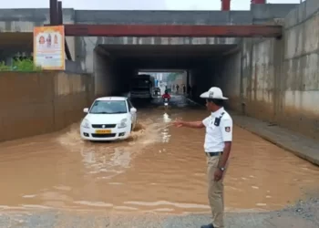 ಭಾರೀ ಮಳೆ: ಬೆಂಗಳೂರು ನಗರದ ಸಂಚಾರ ದಟ್ಟಣೆ ನಿಯಂತ್ರಿಸಲು ಪೊಲೀಸರು ಹರಸಾಹಸ ಪಟ್ಟಿದ್ದಾರೆ