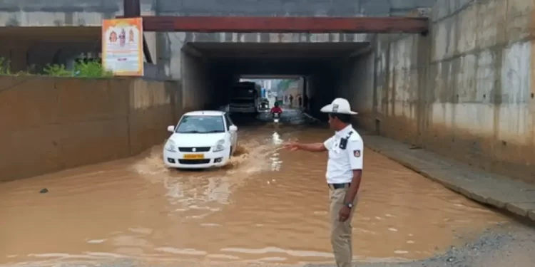 ಭಾರೀ ಮಳೆ: ಬೆಂಗಳೂರು ನಗರದ ಸಂಚಾರ ದಟ್ಟಣೆ ನಿಯಂತ್ರಿಸಲು ಪೊಲೀಸರು ಹರಸಾಹಸ ಪಟ್ಟಿದ್ದಾರೆ
