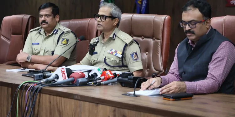 ಬೆಂಗಳೂರು ಪೊಲೀಸರು ಚಿನ್ನ ಮತ್ತು ನಗದು ವಶಪಡಿಸಿಕೊಂಡಿದ್ದಾರೆ, ಆಯುಕ್ತರು ಪತ್ರಿಕಾಗೋಷ್ಠಿ ನಡೆಸಿದರು