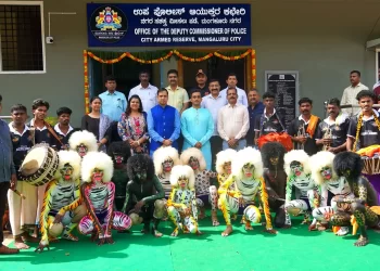 ಮಂಗಳೂರು ಸಶಸ್ತ್ರ ಮೀಸಲು ಪಡೆ ಕಛೇರಿಯಲ್ಲಿ ಪಶ್ಚಿಮ ಪೊಲೀಸ್ ಮುಖಂಡರು ಆಯುಧಪೂಜೆಯನ್ನು ಅನುಗ್ರಹಿಸಿದರು