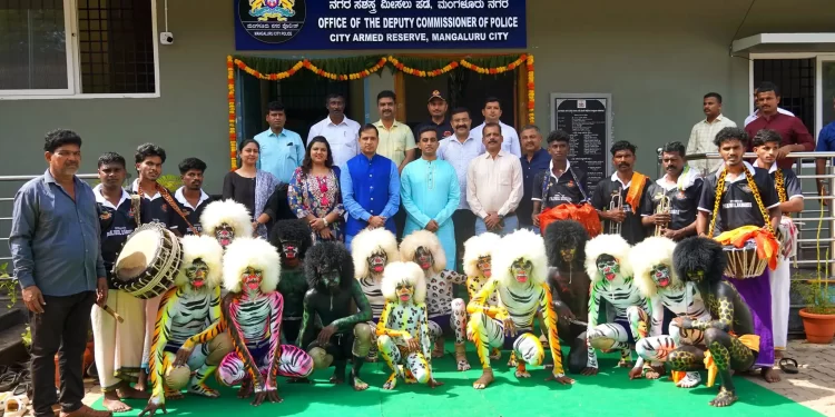 ಮಂಗಳೂರು ಸಶಸ್ತ್ರ ಮೀಸಲು ಪಡೆ ಕಛೇರಿಯಲ್ಲಿ ಪಶ್ಚಿಮ ಪೊಲೀಸ್ ಮುಖಂಡರು ಆಯುಧಪೂಜೆಯನ್ನು ಅನುಗ್ರಹಿಸಿದರು