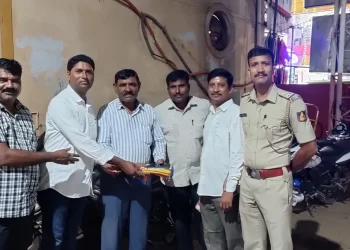 ಹುಬ್ಬಳ್ಳಿ ಪೊಲೀಸರು ಕಳೆದುಹೋದ ಚಿನ್ನ, ನಗದು ಮತ್ತು ಮೊಬೈಲ್ ಅನ್ನು ಮರುಪಡೆಯುತ್ತಾರೆ ಮತ್ತು ಹಿಂತಿರುಗಿಸುತ್ತಾರೆ