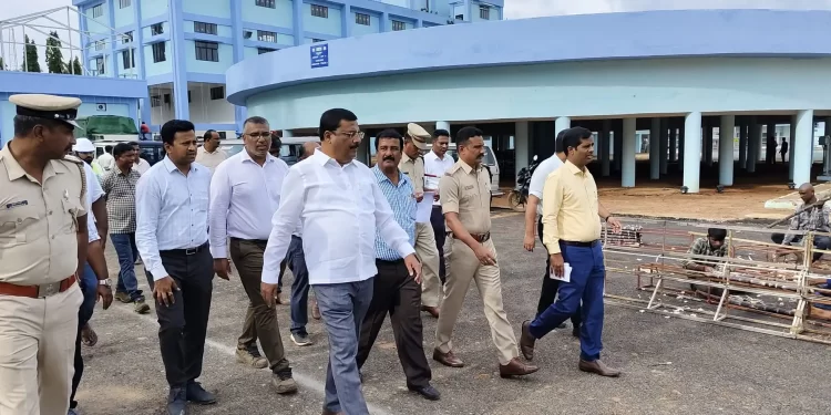 ಜಿಲ್ಲಾ ಅಧಿಕಾರಿಗಳು ಭದ್ರತಾ ಕ್ರಮಗಳನ್ನು ಖಾತ್ರಿಪಡಿಸುತ್ತಾರೆ