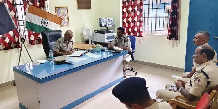 ಡಿಐಜಿಪಿ ಡಾ.ಎಂ.ಬಿ. ಬೋರಲಿಂಗಯ್ಯ ಪ್ರಮುಖ ಪ್ರಕರಣಗಳನ್ನು ಪರಿಶೀಲಿಸಿದರು