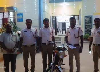 ವೆಸ್ಟರ್ನ್ ಟ್ರಾಫಿಕ್ ಪೋಲೀಸ್ ಕದ್ದ ಐಟಂ ಅನ್ನು ವಶಪಡಿಸಿಕೊಳ್ಳುತ್ತಾರೆ ಮತ್ತು ಕೃತಜ್ಞರಾಗಿರುವ ಮಾಲೀಕರಿಗೆ ಹಸ್ತಾಂತರಿಸುತ್ತಾರೆ