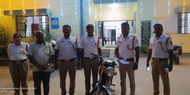 ವೆಸ್ಟರ್ನ್ ಟ್ರಾಫಿಕ್ ಪೋಲೀಸ್ ಕದ್ದ ಐಟಂ ಅನ್ನು ವಶಪಡಿಸಿಕೊಳ್ಳುತ್ತಾರೆ ಮತ್ತು ಕೃತಜ್ಞರಾಗಿರುವ ಮಾಲೀಕರಿಗೆ ಹಸ್ತಾಂತರಿಸುತ್ತಾರೆ