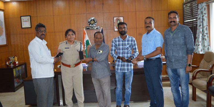 ಕಳೆದುಹೋದ ಮೊಬೈಲ್ಗಳನ್ನು ಮಾಲೀಕರಿಗೆ ಹಿಂದಿರುಗಿಸುವ ಜಿಲ್ಲಾ ಪೊಲೀಸರು