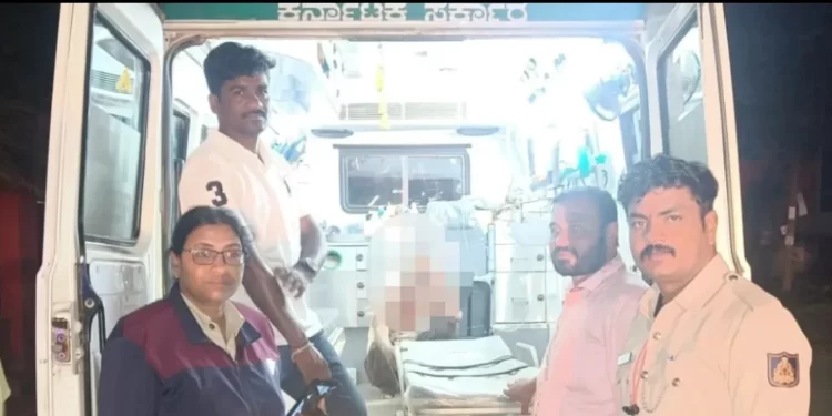 ಹುಬ್ಬಳ್ಳಿ ಧಾರವಾಡ ಪೊಲೀಸರ ಕ್ಷಿಪ್ರ ಸ್ಪಂದನೆಯಿಂದ ರಸ್ತೆಬದಿಯಲ್ಲಿ ಪತ್ತೆಯಾದ ಅಸ್ವಸ್ಥ ವೃದ್ಧನನ್ನು ರಕ್ಷಿಸಲಾಗಿದೆ.