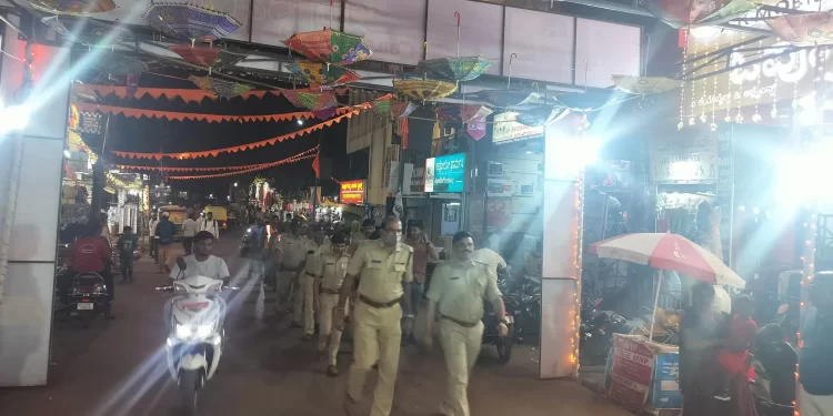 ಧಾರವಾಡ ಪೊಲೀಸರು ಪ್ರದೇಶ ಪರಿಚಿತ ನಡಿಗೆಯೊಂದಿಗೆ ಸಾರ್ವಜನಿಕ ತೊಡಗಿಸಿಕೊಳ್ಳುವಿಕೆಯನ್ನು ಹೆಚ್ಚಿಸುತ್ತಾರೆ