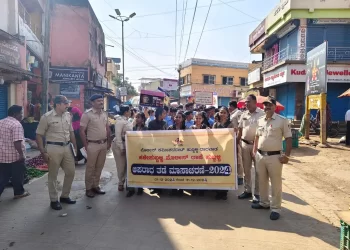 ಹುಬ್ಬಳ್ಳಿ ಧಾರವಾಡ ನಗರ ಪೊಲೀಸರು ಅಪರಾಧ ತಡೆ ಕುರಿತು ವಿದ್ಯಾರ್ಥಿಗಳಿಗೆ ಶಿಕ್ಷಣ ನೀಡುತ್ತಿದ್ದಾರೆ