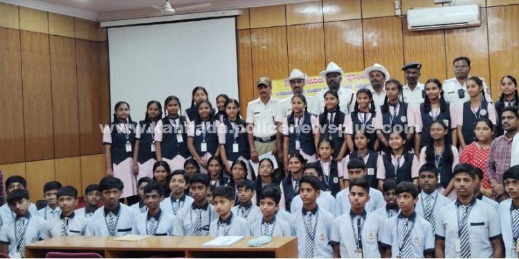 ಚಿಕ್ಕಮಗಳೂರು ಪೊಲೀಸರು ಮುಕ್ತ ಮನೆ ಕಾರ್ಯಕ್ರಮವನ್ನು ನಡೆಸುತ್ತಿದ್ದಾರೆ