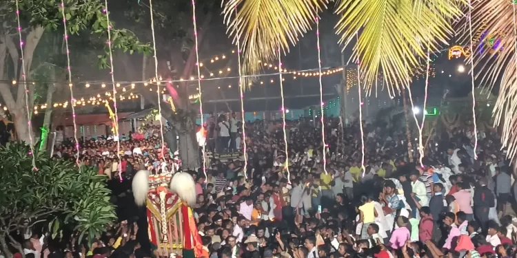 ಮದನಹಟ್ಟಿ ಕೊಂಡೋತ್ಸವದ ಸಮಯದಲ್ಲಿ ಪೊಲೀಸರು ಸುರಕ್ಷತೆಯನ್ನು ಖಚಿತಪಡಿಸಿಕೊಳ್ಳುತ್ತಾರೆ