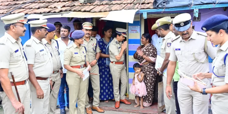 ಪಡುವಾರಹಳ್ಳಿ ಗ್ರಾಮದಲ್ಲಿ ಮೈಸೂರು ಪೊಲೀಸ್ ಆಯುಕ್ತರು ಮನೆ ಮನೆಗೆ ತೆರಳಿ ಜಾಗೃತಿ ಅಭಿಯಾನದ ನೇತೃತ್ವ ವಹಿಸಿದ್ದಾರೆ