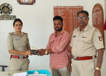 ರಟಕಲ್ ಪೊಲೀಸ್ ತಂಡದಿಂದ ಪರ್ಸ್ ವಶಪಡಿಸಿಕೊಂಡು ಹಿಂತಿರುಗಿಸಲಾಗಿದೆ