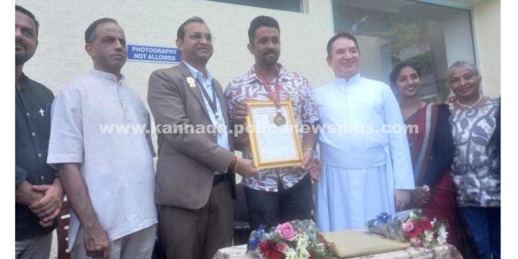 ಕೊಳಲು ನುಡಿಸುತ್ತಾ 700 ಮೀ ಈಜುವ ಮೂಲಕ ವಿಶ್ವ ದಾಖಲೆ.