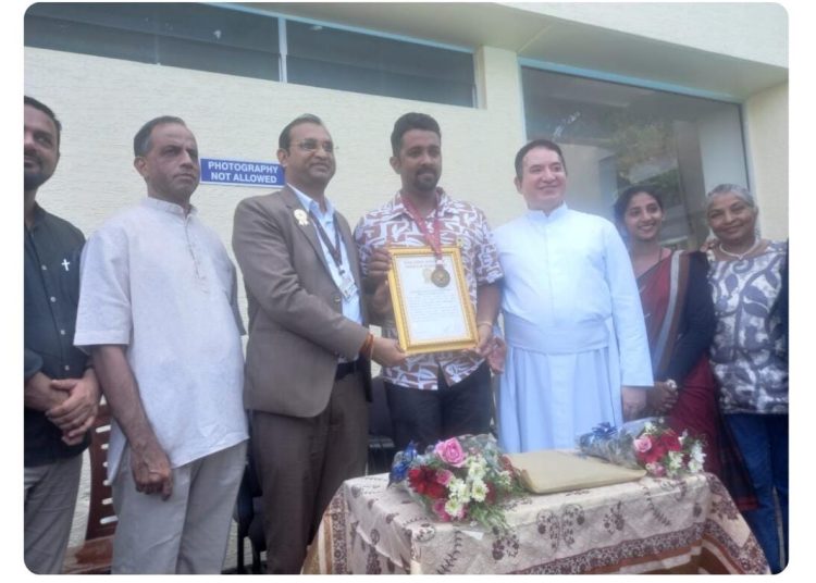 ಕೊಳಲು ನುಡಿಸುತ್ತಾ 700 ಮೀ ಈಜುವ ಮೂಲಕ ವಿಶ್ವ ದಾಖಲೆ.