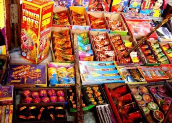 ಅಕ್ರಮ ಪಟಾಕಿ ದಾಸ್ತಾನು ವಶ; ಇಬ್ಬರ ಬಂಧನ