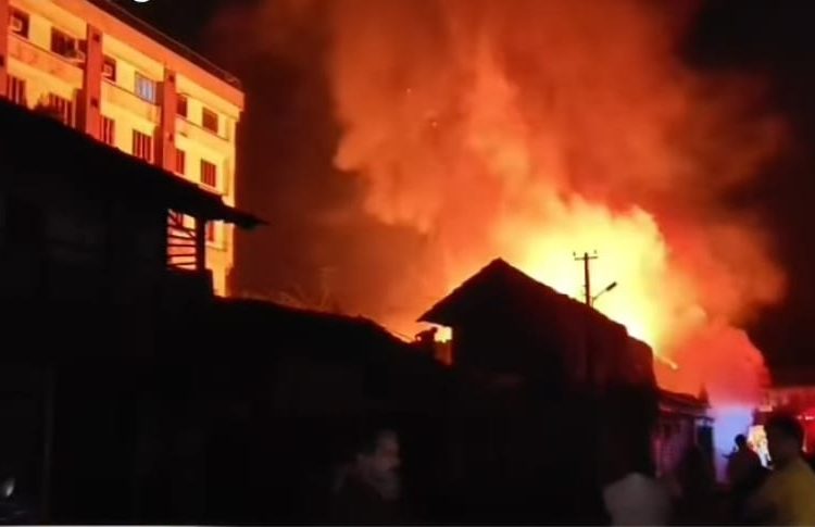 ಕುಂದಾಪುರದಲ್ಲಿ ಅಗ್ನಿ ಅವಘಡ: ನಾಲ್ಕು ಅಂಗಡಿಗಳು ಸುಟ್ಟು ಭಸ್ಮ