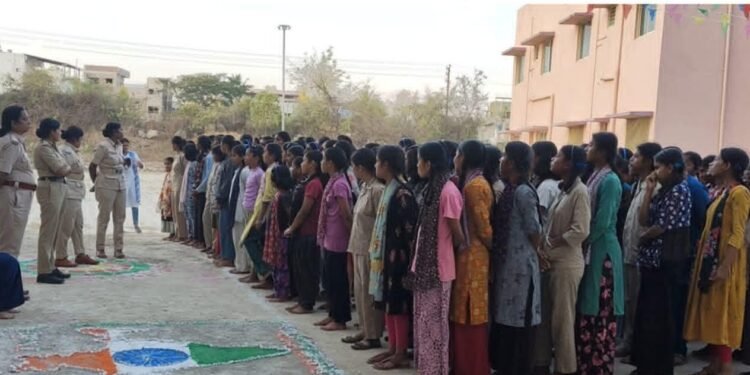 ಅಂಬೇಡ್ಕರ್ ವಸತಿ ಶಾಲೆಯಲ್ಲಿ ಕಾನೂನು ಜಾಗೃತಿ