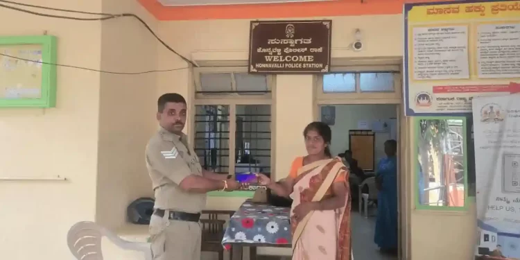 ಕಳೆದುಹೋದ ಮೊಬೈಲ್ ಫೋನ್‌ಗಳನ್ನು ಮಾಲೀಕರಿಗೆ ಹಿಂತಿರುಗಿಸುವುದು