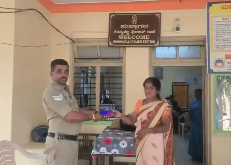 ಕಳೆದುಹೋದ ಮೊಬೈಲ್ ಫೋನ್‌ಗಳನ್ನು ಮಾಲೀಕರಿಗೆ ಹಿಂತಿರುಗಿಸುವುದು