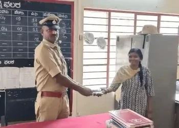 ಪೊಲೀಸರು ಕಳೆದುಹೋದ ಫೋನ್ ಹಿಂತಿರುಗಿಸಿದರು