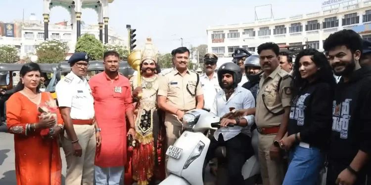 ಸಾರ್ವಜನಿಕರಲ್ಲಿ ಹೆಲ್ಮೆಟ್ ಜಾಗೃತಿ ಮೂಡಿದ