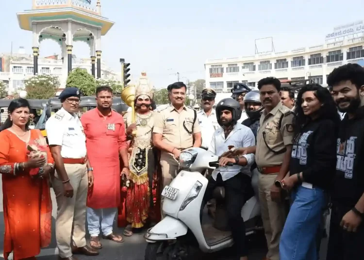 ಸಾರ್ವಜನಿಕರಲ್ಲಿ ಹೆಲ್ಮೆಟ್ ಜಾಗೃತಿ ಮೂಡಿದ