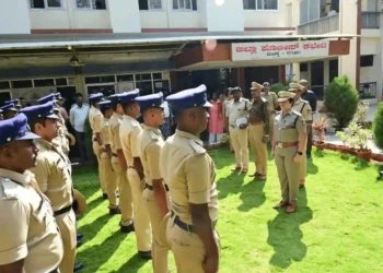 ಮಂಡ್ಯದಲ್ಲಿ ಪೊಲೀಸ್ ಸಿಬ್ಬಂದಿಗೆ ಪೀಕ್ಡ್ ಕ್ಯಾಪ್ ವಿತರಣೆ