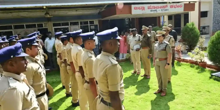 ಮಂಡ್ಯದಲ್ಲಿ ಪೊಲೀಸ್ ಸಿಬ್ಬಂದಿಗೆ ಪೀಕ್ಡ್ ಕ್ಯಾಪ್ ವಿತರಣೆ