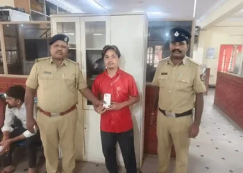 ಕಮ್ಮನಹಳ್ಳಿಯಲ್ಲಿ ಐಫೋನ್ ವಾಪಸು ಹಸ್ತಾಂತರ