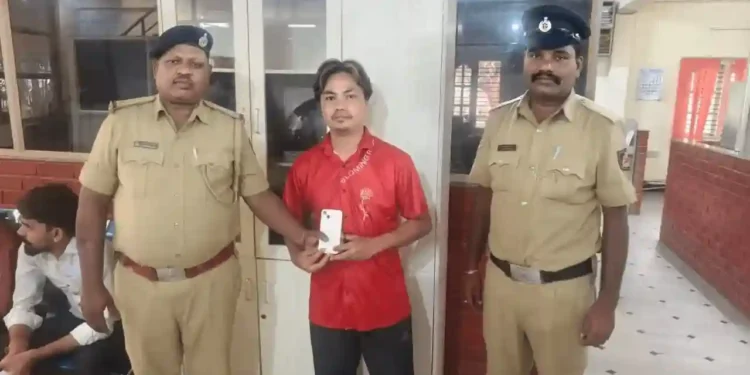 ಕಮ್ಮನಹಳ್ಳಿಯಲ್ಲಿ ಐಫೋನ್ ವಾಪಸು ಹಸ್ತಾಂತರ
