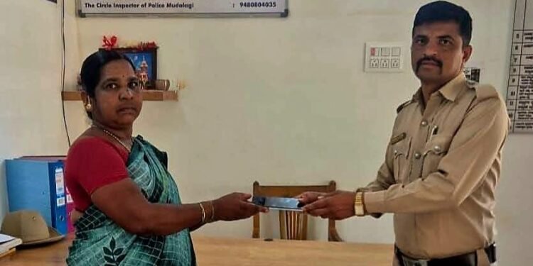 ಕುಲ್ಗೋಡ ಪೊಲೀಸರು ಕಳೆದುಹೋದ ಮೊಬೈಲ್ ಫೋನ್‌ಗಳನ್ನು ಮಾಲೀಕರಿಗೆ ಹಿಂದಿರುಗಿಸಿದ್ದಾರೆ