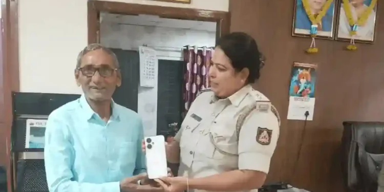 ಪೊಲೀಸರಿಂದ ಮೊಬೈಲ್ ಹಿಂತಿರುಗಿಕೆ