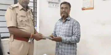 ಪೊಲೀಸರಿಂದ ಮೊಬೈಲ್ ಹಸ್ತಾಂತರ